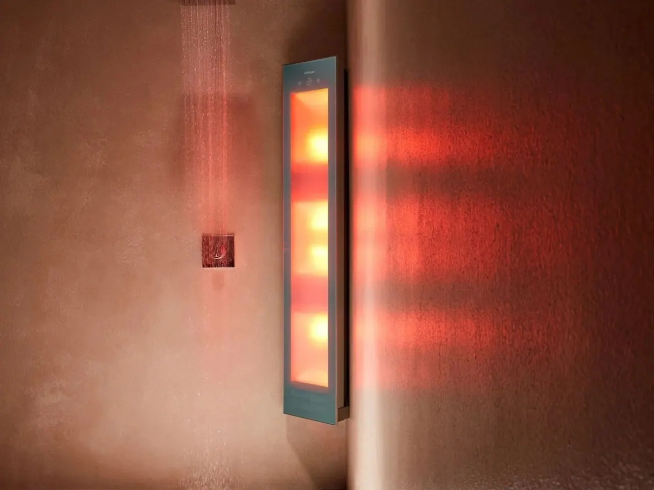 Sunshower-paneel met infrarood-warmte en lichttherapie in een sfeervolle badkamer
