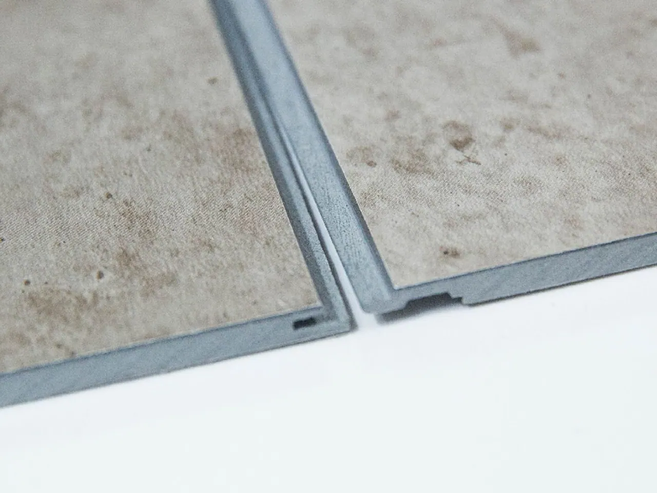 Detail van de klik-verbinding tussen twee wandpanelen — naadloze aansluiting zonder voegen