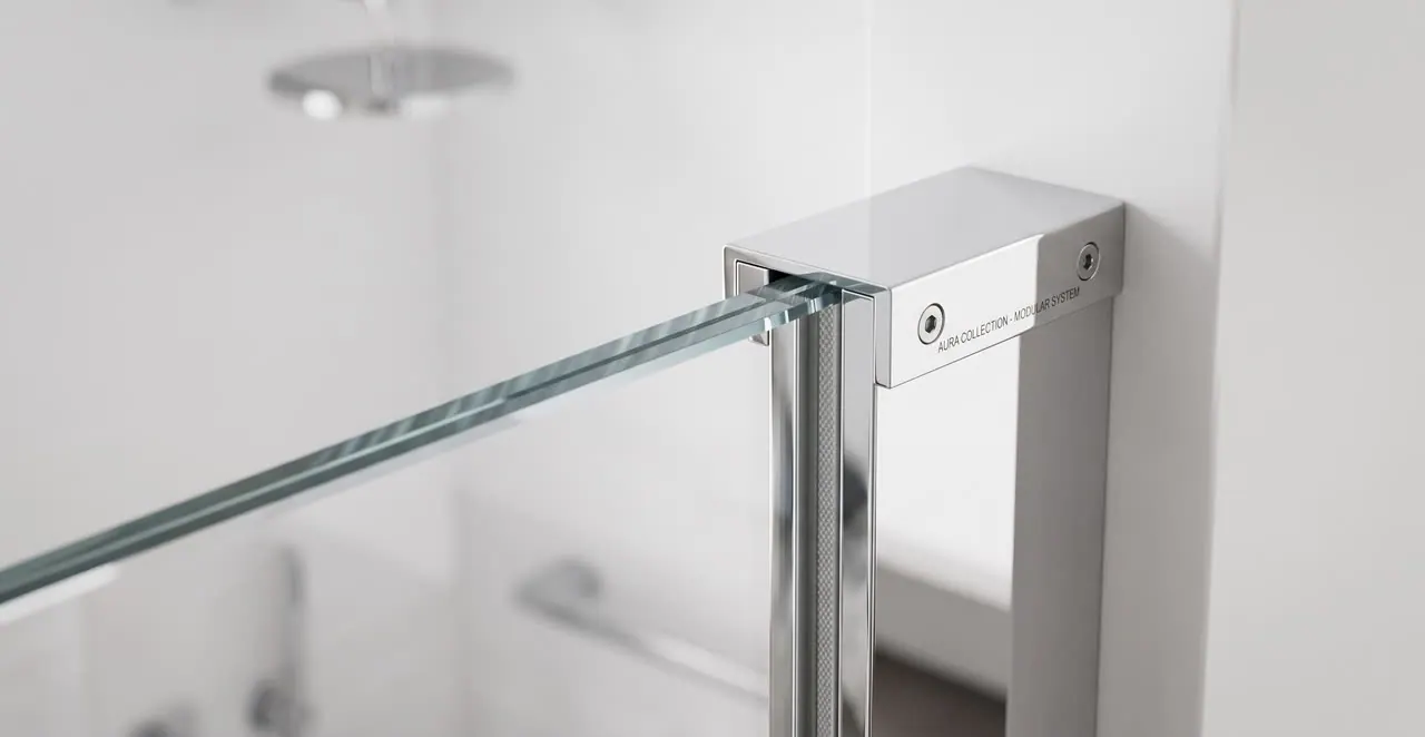 Chromen bevestigingsmodule van een glazen douchewand — onderhoudsarm en strak afgewerkt