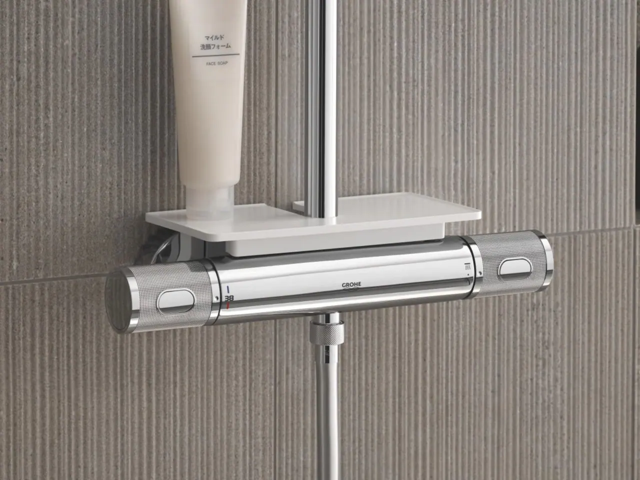 Grohe Cooltouch-thermostaat in close-up — buitenkant blijft veilig koel Grohe Cooltouch-thermostaat in close-up — buitenkant blijft veilig koel